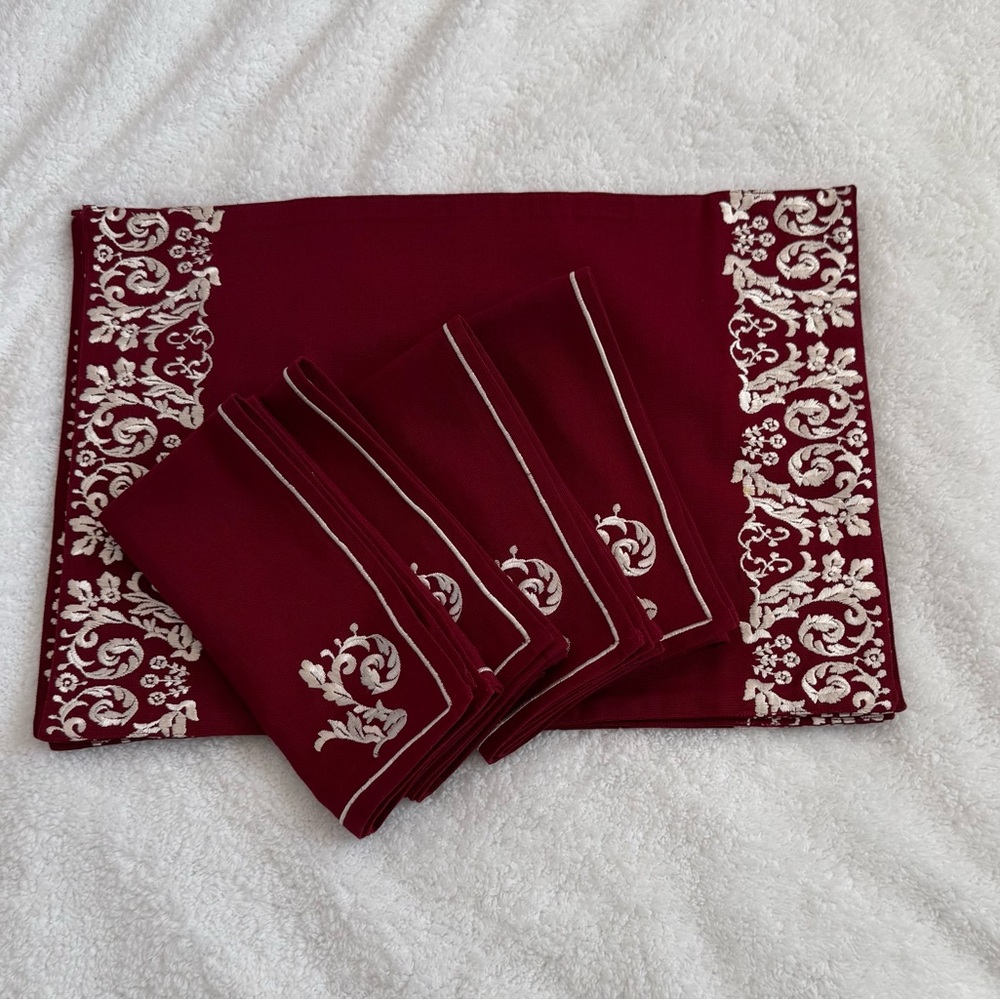 Williams Sonoma Embroidered Napkins & Placemats Set of 4 | EUC
